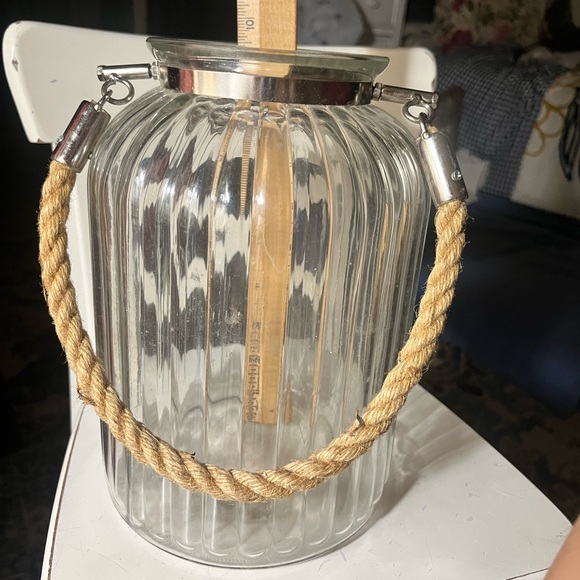 💃 Large Ribbed Glass Vase with rope handle detail
#A-100 - Picture 1 of 4